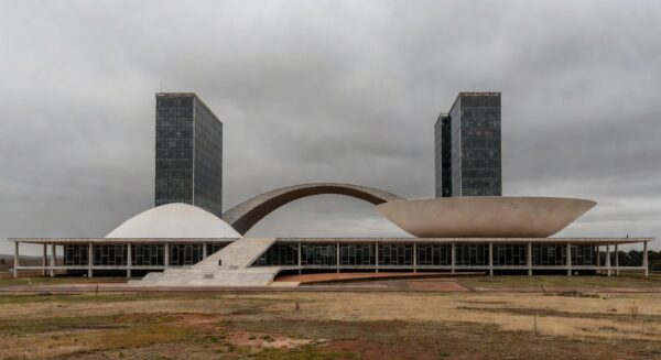 Edifício da CLDF em Brasília, com bandeiras, representando concessão de título honorário a Rodrigo Badaró amid críticas por distração de prioridades.