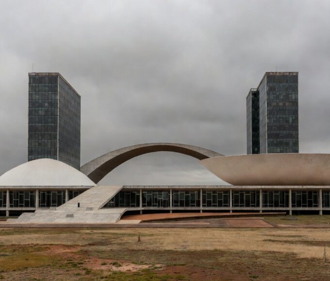 Edifício da CLDF em Brasília, com bandeiras, representando concessão de título honorário a Rodrigo Badaró amid críticas por distração de prioridades.