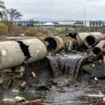 Imagem de valas de esgoto e obras de saneamento inacabadas em área crítica do Distrito Federal, destacando dúvidas sobre expansão tardia.