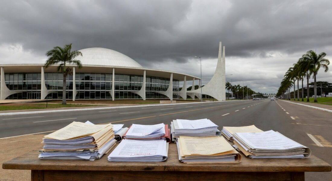 Edifício moderno em Brasília com documentos financeiros, simbolizando reunião sobre suspeitas de irregularidades no BRB e CLDF.