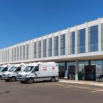 Hospital público em Brasília com ambulâncias, simbolizando reforço na saúde no DF.