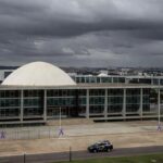 Viatura da Polícia Militar do DF em frente à Câmara Legislativa de Brasília, simbolizando falhas na reintegração de policiais acusados de violência.
