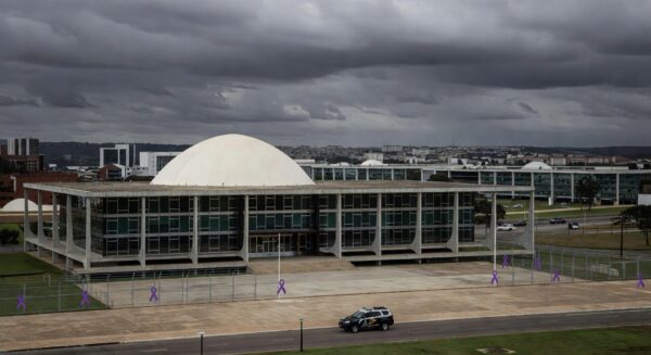 Viatura da Polícia Militar do DF em frente à Câmara Legislativa de Brasília, simbolizando falhas na reintegração de policiais acusados de violência.