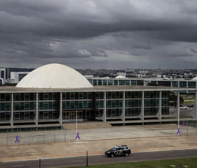 Viatura da Polícia Militar do DF em frente à Câmara Legislativa de Brasília, simbolizando falhas na reintegração de policiais acusados de violência.