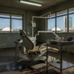 Consultório odontológico precário em Brasília, destacando demandas ignoradas na odontologia pública.