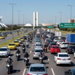 Avenida movimentada em Brasília com trânsito intenso de veículos, representando aumento de mortes no trânsito.