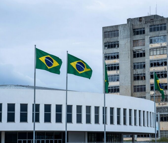 Fachada da CLDF em Brasília com símbolos de crise na saúde do DF, representando críticas em celebração do SindEnfermeiro-DF.