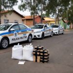 Viaturas da PMDF e pacotes de drogas apreendidas em rua do Recanto das Emas, Distrito Federal.
