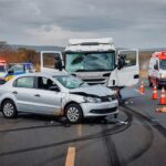 Acidente com quatro veículos na DF-150 em Sobradinho, deixando três feridos, com viaturas e detritos na rodovia.