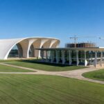 Campus universitário público no DF com edifícios modernos e expansão, representando crescimento de matrículas no ensino superior.