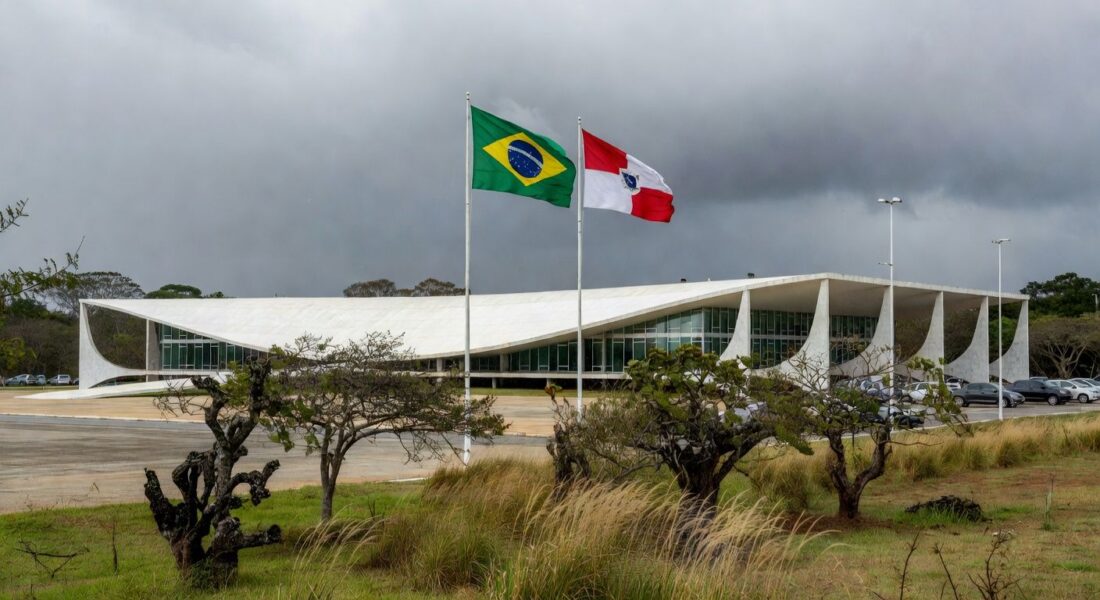 Edifício da CLDF em Brasília sob céu nublado, representando decisão controversa de título honorário.