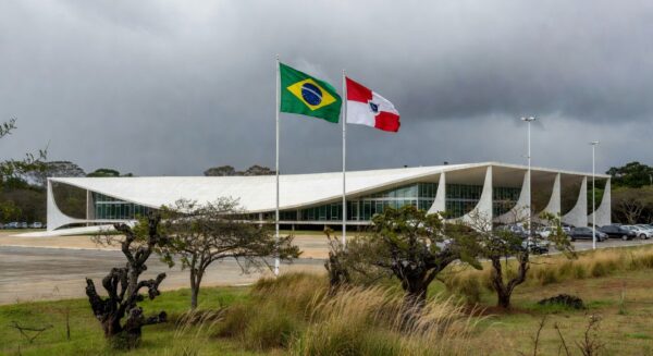 Edifício da CLDF em Brasília sob céu nublado, representando decisão controversa de título honorário.