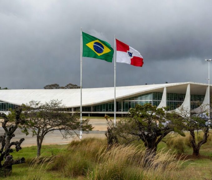 Edifício da CLDF em Brasília sob céu nublado, representando decisão controversa de título honorário.