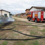 Caminhão de bombeiros controlando incêndio causado por cigarro em casa no Paranoá, sem vítimas.