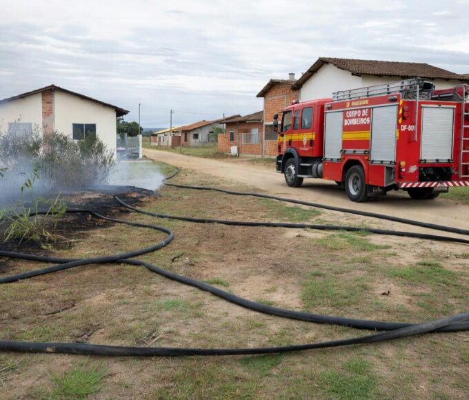 Caminhão de bombeiros controlando incêndio causado por cigarro em casa no Paranoá, sem vítimas.