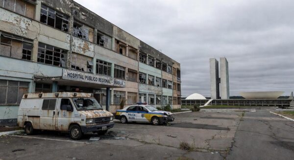 Hospital público deteriorado em Brasília, simbolizando colapso na saúde do Distrito Federal.