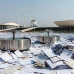 Bebedouro em evento em Brasília com documentos burocráticos, ilustrando obrigatoriedade aprovada pela CLDF.