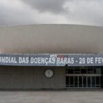 Hospital público em Brasília com sinais de negligência, representando desafios no sistema de saúde para doenças raras.
