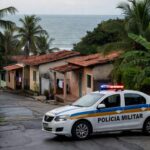 Arma de fogo apreendida em delegacia de polícia no DF, representando caso de ameaça em violência doméstica.