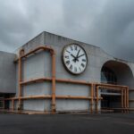 Escritório com pilhas de formulários de estágio e relógio, representando burocracia e prazos curtos no DF.