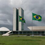 Fachada da Câmara Legislativa do Distrito Federal em Brasília, representando decisão controversa sobre título de Cidadão Honorário.