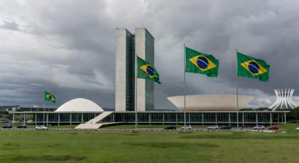 Fachada da Câmara Legislativa do Distrito Federal em Brasília, representando decisão controversa sobre título de Cidadão Honorário.