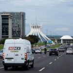 Prédios empresariais em Brasília representando entrega de 17 mil escrituras pelo GDF a empresas no Distrito Federal.