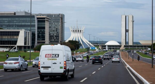 Prédios empresariais em Brasília representando entrega de 17 mil escrituras pelo GDF a empresas no Distrito Federal.