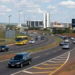 Carro fúnebre em faixa exclusiva da EPTG em Brasília, autorizado pelo DER-DF.