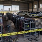 Equipamentos de mineração clandestina de criptomoedas desmantelados pela Polícia Civil no DF, com viaturas ao redor.