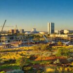 Vista de obras de infraestrutura, saúde e educação em Brasília, impulsionadas pelo GDF para melhorar a qualidade de vida no DF.