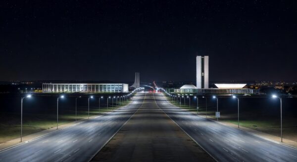 Avenida em Brasília iluminada por LED, representando modernização e economia de R$ 90 milhões anuais pelo GDF.