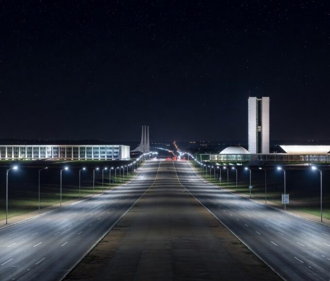 Avenida em Brasília iluminada por LED, representando modernização e economia de R$ 90 milhões anuais pelo GDF.