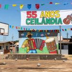 Praça em Ceilândia com decorações para os 55 anos, elementos culturais e esportivos em Brasília.