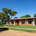 Casa residencial em Brasília representando a campanha Casa que Abraça do TJDFT para famílias realocadas após conflito de 30 anos.