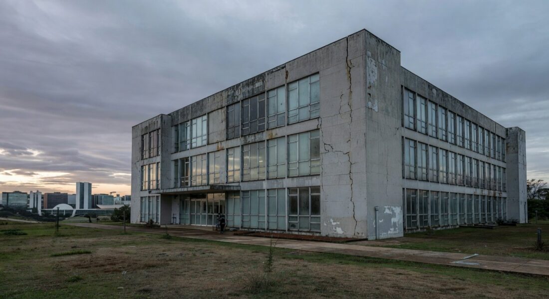 Hospital público em Brasília com sinais de desgaste, representando falhas em exames para bebês com Down.