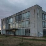 Hospital público em Brasília com sinais de desgaste, representando falhas em exames para bebês com Down.