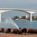 Tubulações de água obsoletas e enferrujadas no Lago Sul, Brasília, expondo negligência em sistemas de abastecimento.