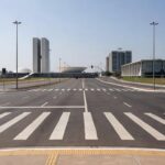 Faixa de pedestre em avenida de Brasília, celebrando 29 anos e redução de 70% em mortes por atropelamento pelo Detran-DF.