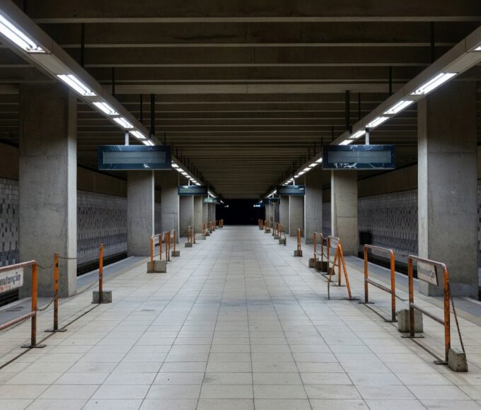 Estação de metrô em Brasília com sinais de desgaste e falhas em manutenção, representando problemas em aquisições públicas.