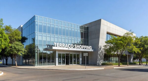 Fachada do Terraço Shopping em Brasília com banners de serviços públicos essenciais.