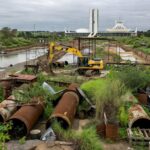 Estação de saneamento abandonada em Brasília, representando atrasos crônicos da Caesb no DF.