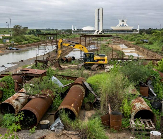 Estação de saneamento abandonada em Brasília, representando atrasos crônicos da Caesb no DF.