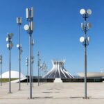 Antena de Wi-Fi na Esplanada dos Ministérios em Brasília, representando expansão do Wi-Fi Social DF para 2026.
