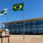 Palácio do Buriti em Brasília, representando suspensão de portaria sobre salários de professores temporários no DF.