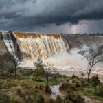 Barragem de Santa Maria transbordando, expondo riscos no abastecimento de água do DF.