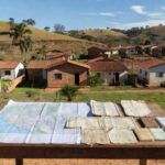 Paisagem de Planaltina com documento de regularização fundiária, representando entrega de contratos pelo GDF.