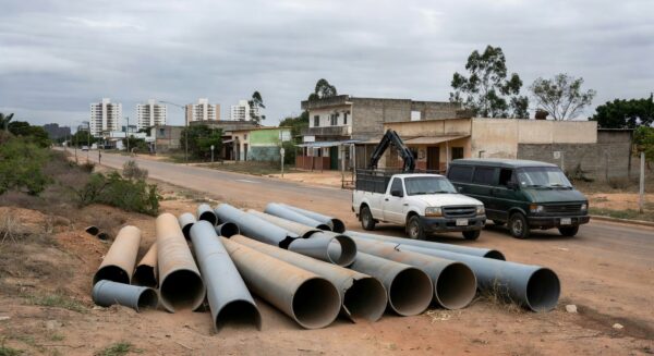 Ligações clandestinas de água em rua de Sucupira, DF, com tubulações improvisadas e mangueiras conectadas ilegalmente.