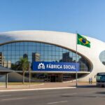 Edifício da Fábrica Social em Brasília, anunciando vagas remanescentes para capacitação.