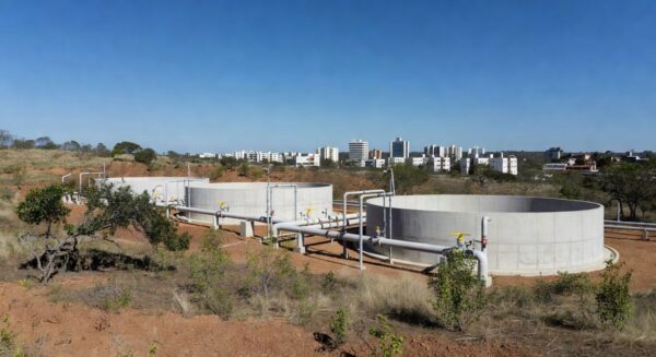 Reservatórios de água inaugurados em Sobradinho, com estruturas modernas e paisagem do Cerrado, anunciando obras para 355 mil moradores.